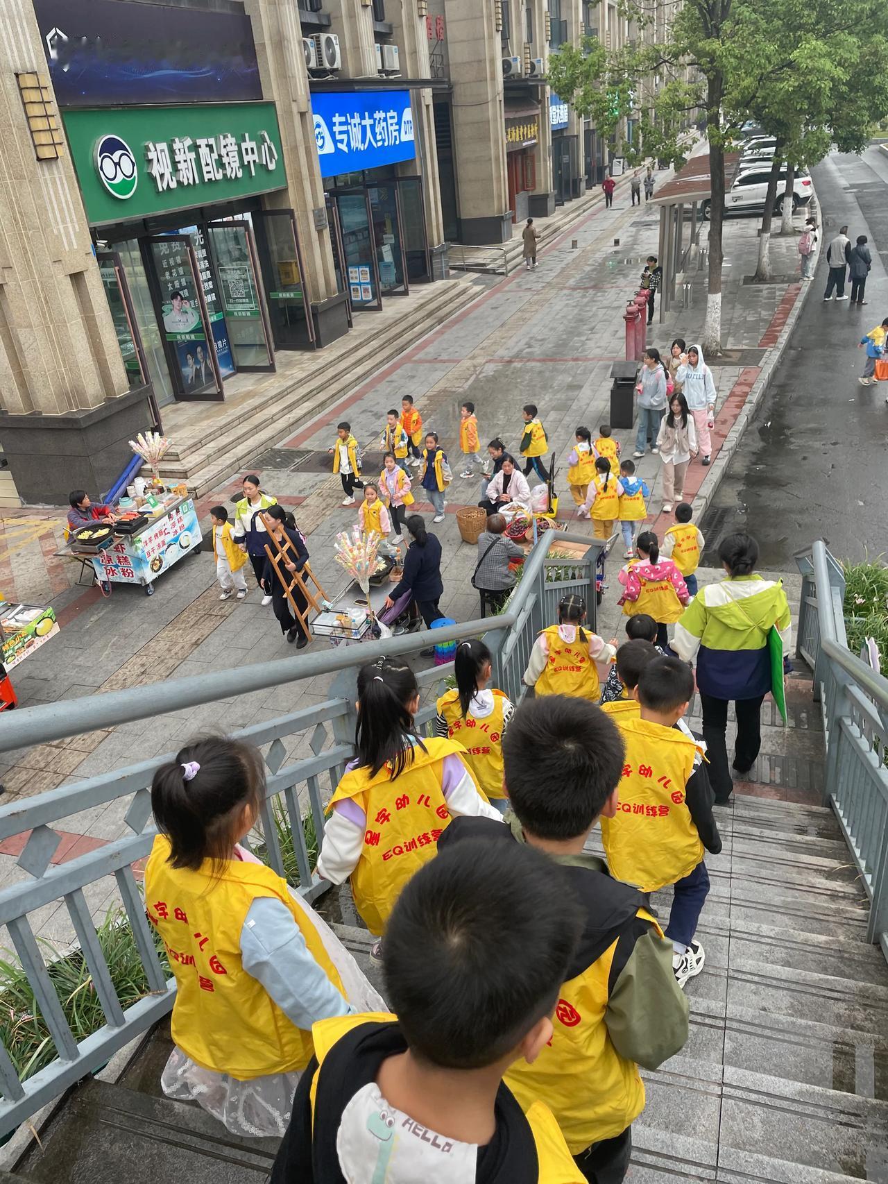 见小朋友
         ——南木子
小朋友些今干啥？
长长队伍去桥下。
重阳
