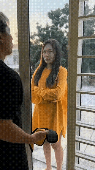 男人做卫生，总是那样毛手毛脚，而又不得要领，擦洗玻璃门更是卷的不行！
隔着玻璃，