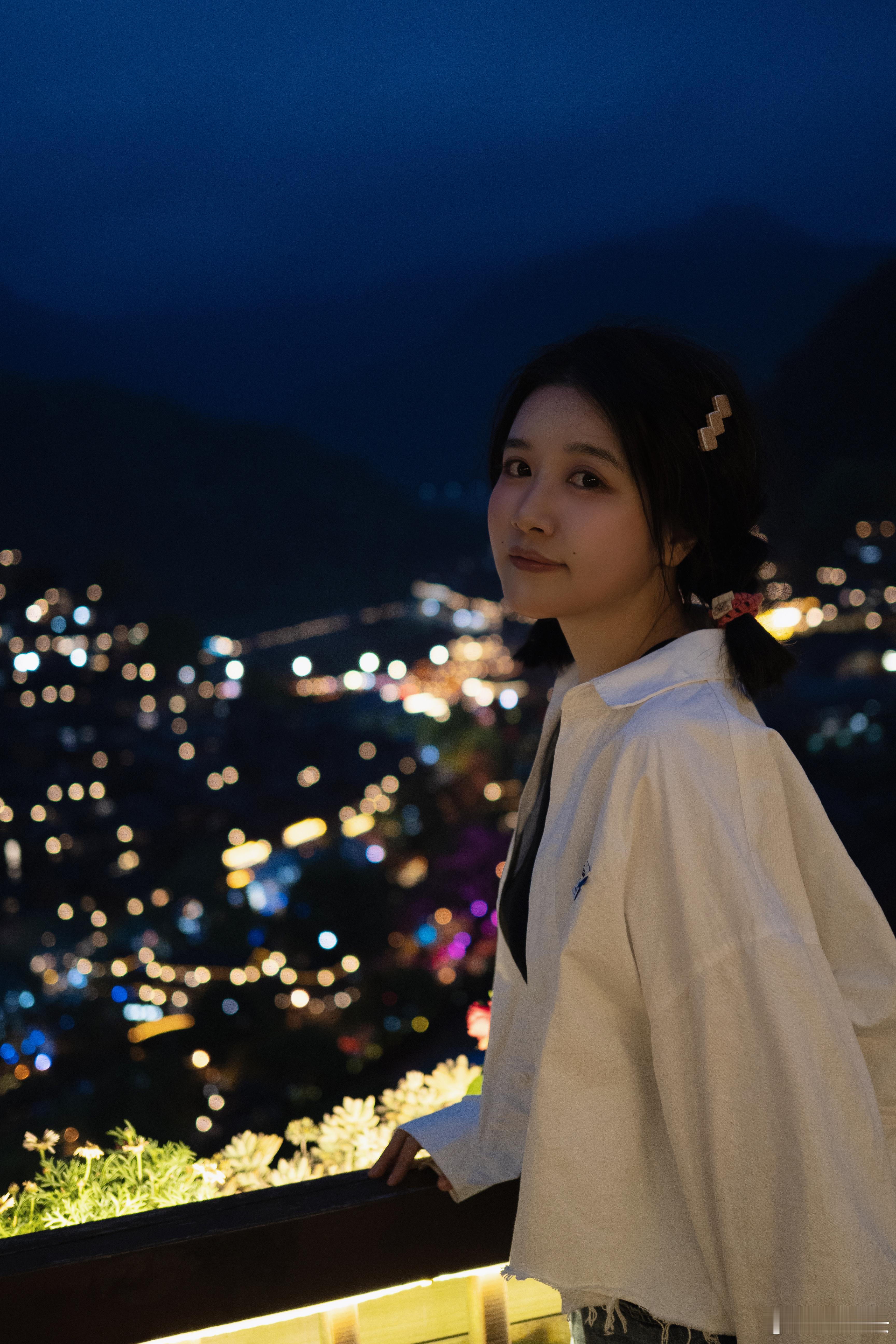 整个宇宙为你闪烁✨！是夜晚的千户苗寨亮起万家灯火～#来贵州上春山##被贵州的春天
