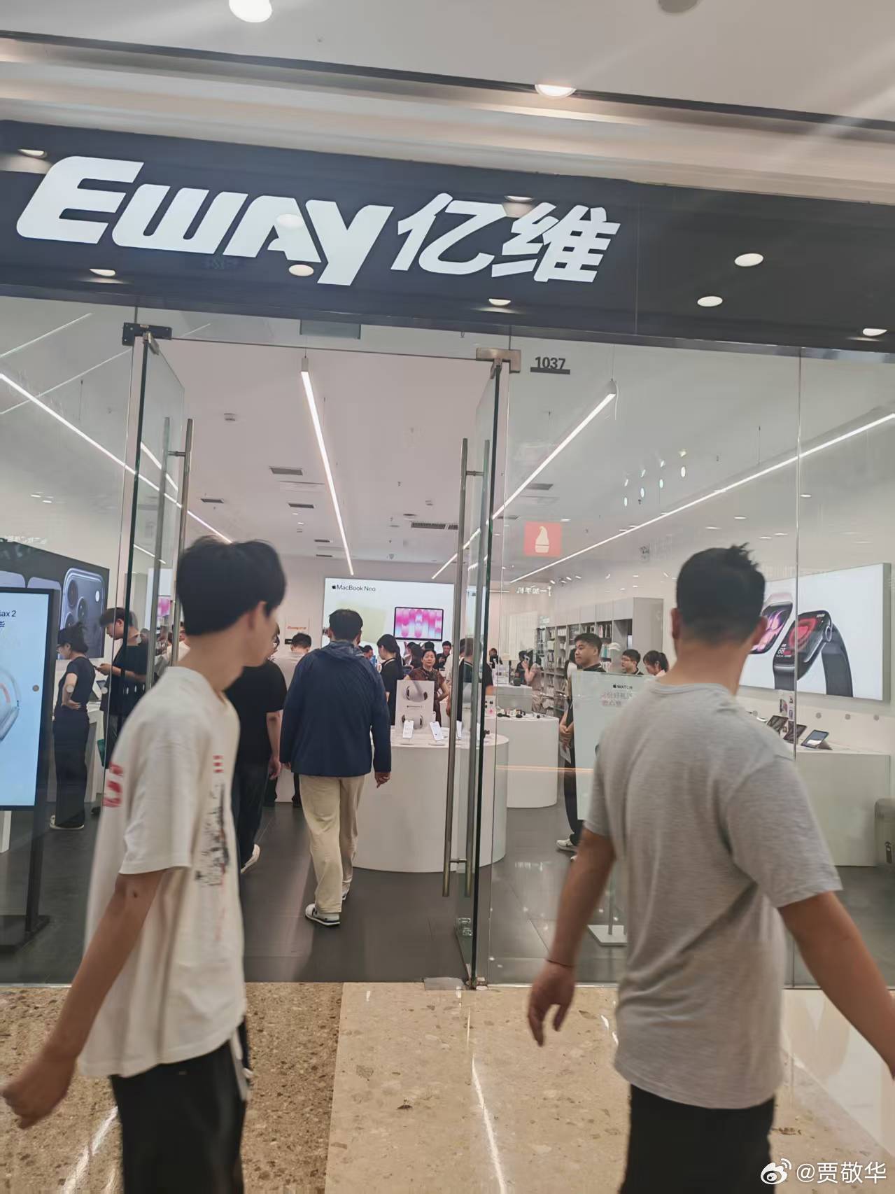 高考结束后，各大手机卖场都挤满了人，家长都在给学生买新手机。让人意外的是，苹果卖