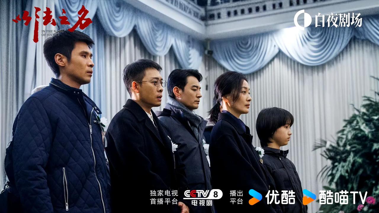《以法之名》真的把一个被窝睡不出两种人诠释的淋漓尽致！
剧中三对夫妻:
李人俊与