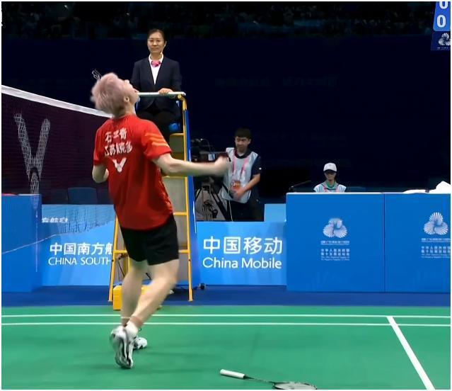 羽毛球男团决赛，江苏队石宇奇险胜浙江队孙超，21：16、17：21、25：23。