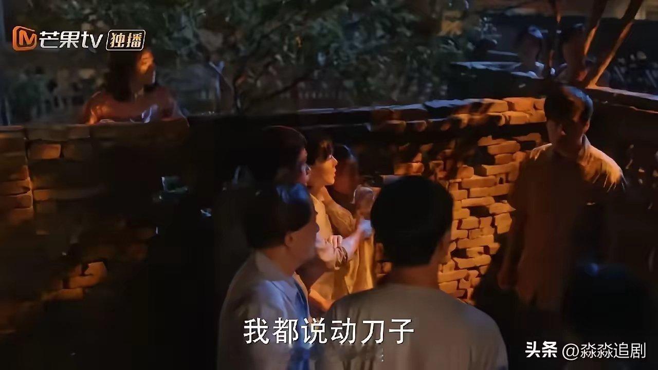 《小巷人家》宋莹为啥总是讨好黄玲呢？有点莫名其妙！宋家受欺负3件事，黄玲3个态度