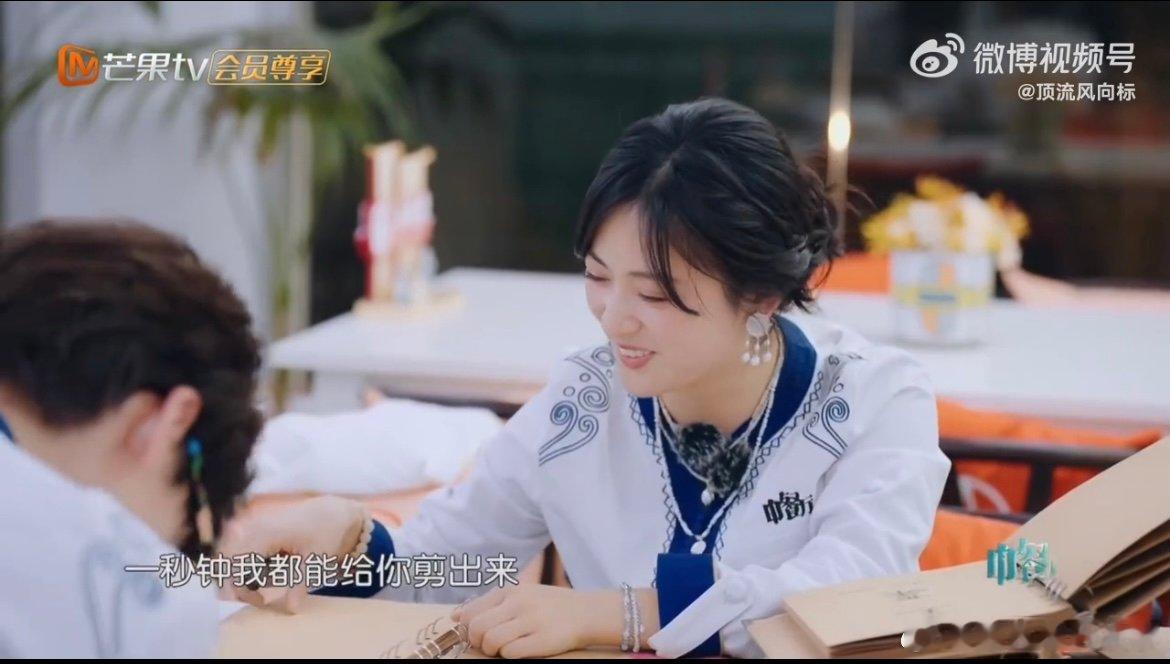 翟潇闻闭眼一秒就被恶剪了 谁能想到闭眼的瞬间能被沈月玩出这么多花样？感觉翟潇闻再