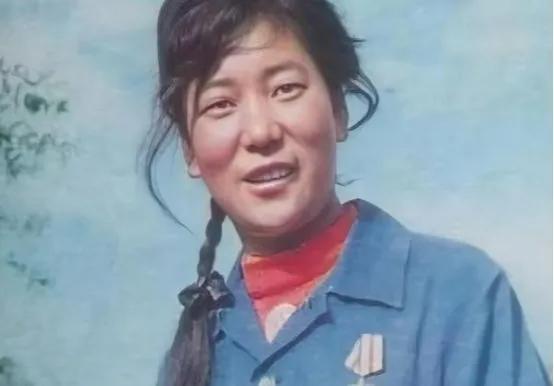 1982年7月16日，青海18岁女兵修水管时，挖出2吨银元，她四下张望，确定周围