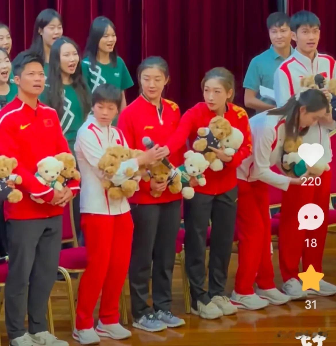 合唱环节这话筒是不是烫手啊
小枣接过来就赶紧递过去给全妹
全妹万万没想到
接过来