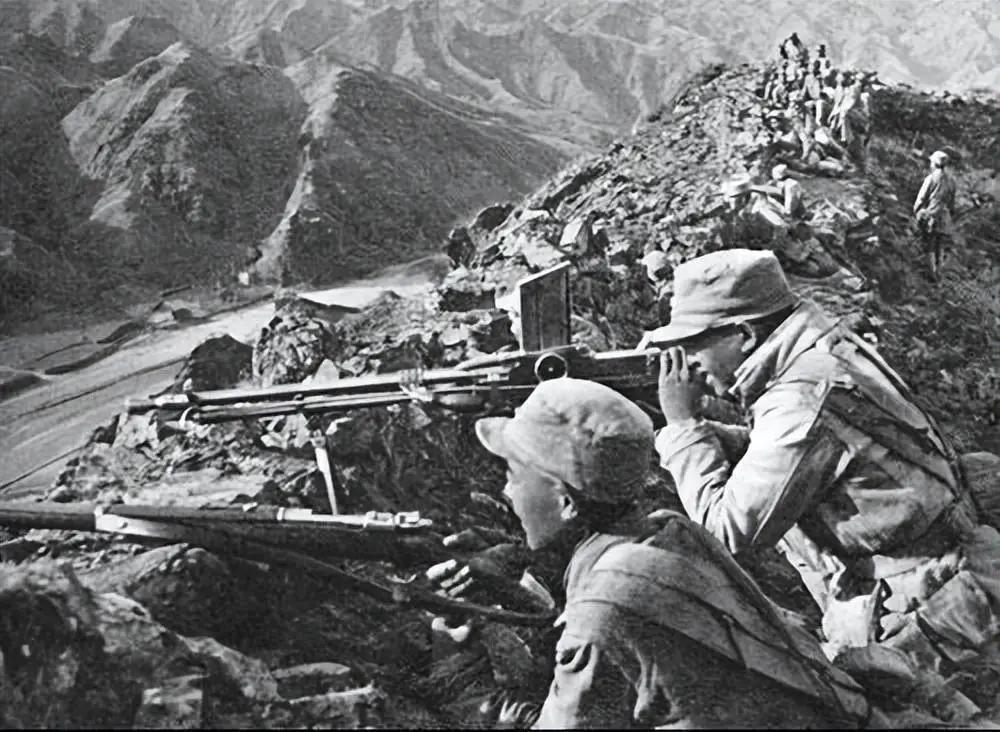 1947年8月19日，沙家店战役进入白热化。战场硝烟弥漫，炮火连天，每一寸土地都