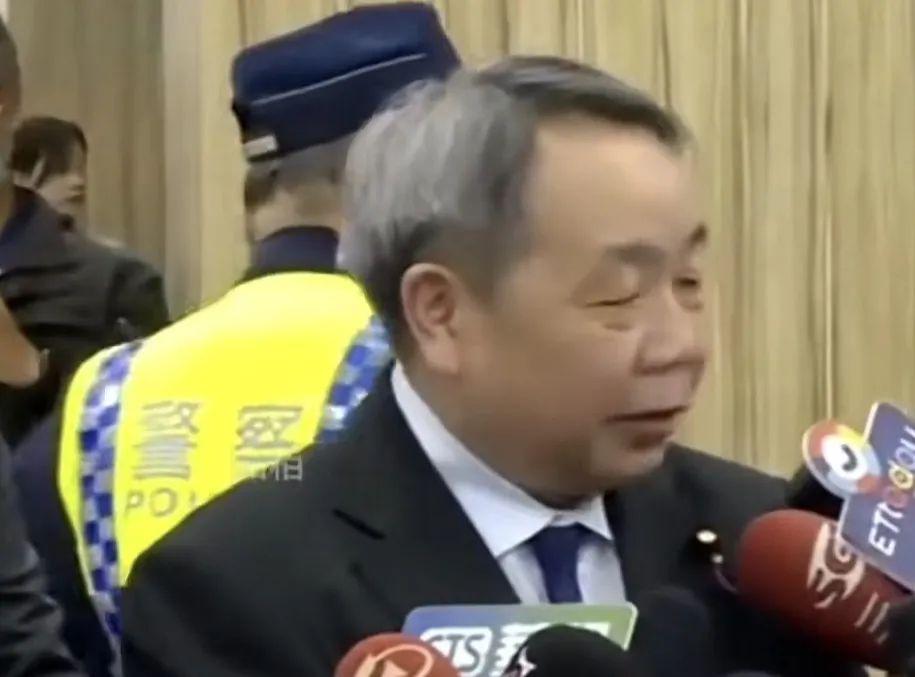 石平刚下飞机连口气都不喘，立马就开始跳脚输出，看着就是有备而来，甚至有点“赶着去