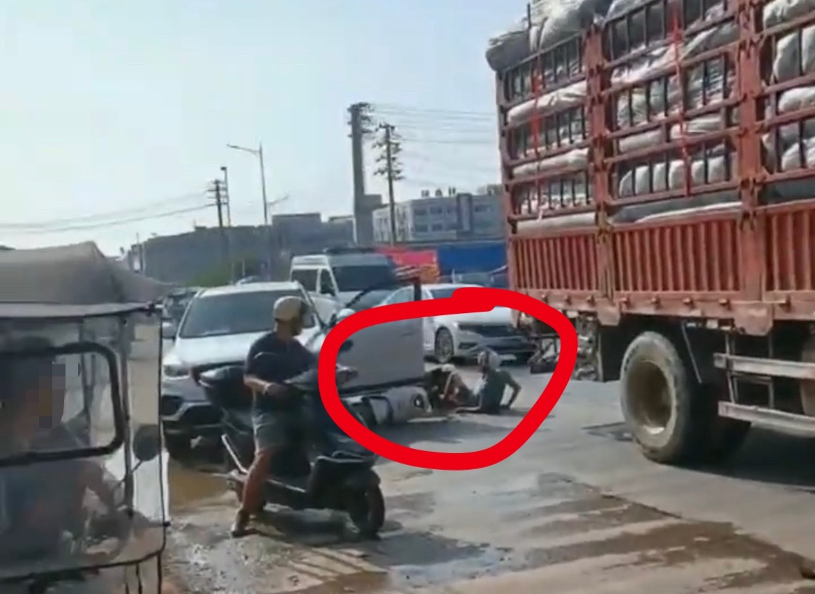 【玉林一工业园区道路电车遭suv开门杀】6月4日，玉林一工业园区道路一辆电动车遭
