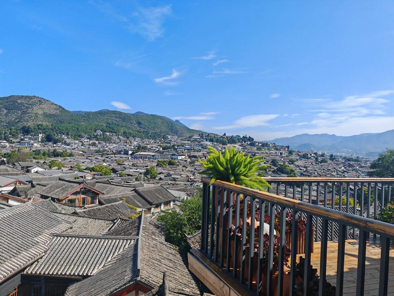 在丽江旅游，喝咖啡，但凡带山顶观景台的咖啡，不要期望太高，要想到这个咖啡的价格包
