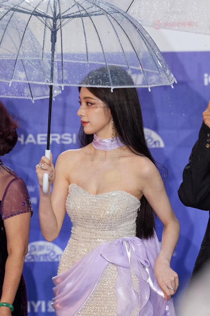 钟丽丽被雨淋了 雨来得挺突然的，她那个位置撑伞会撞到旁边的人。她就把伞收了，自己