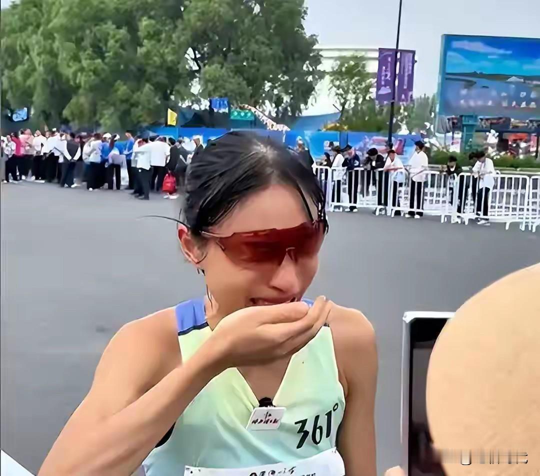 最快女护士丈夫王岢坐不住了！夜里发长视频解释回评了一夜。承认妻子言语不当，一月两