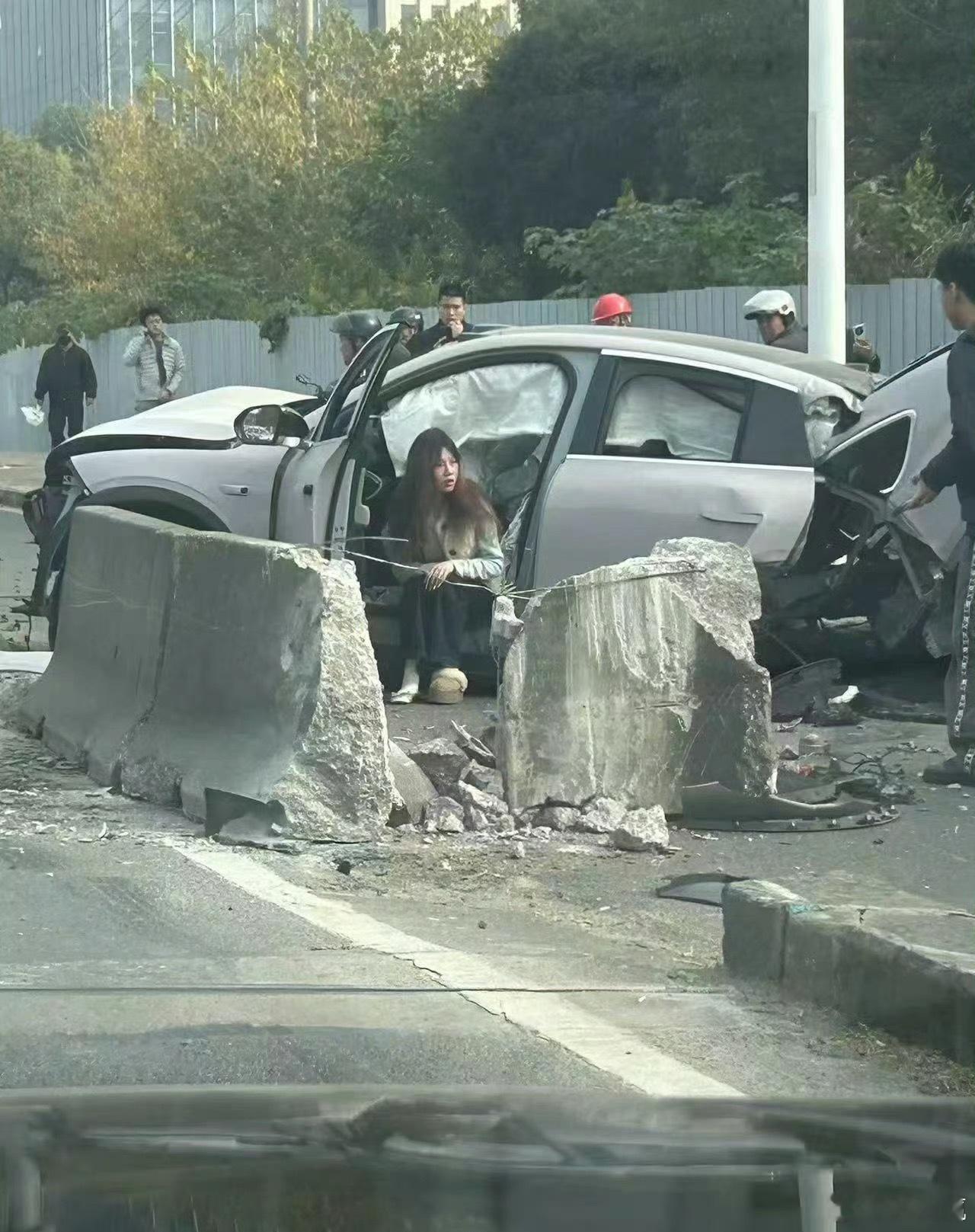 水泥墩子都能撞断，这得多快的速度啊，还好车主没事，唉开车一定要注意安全