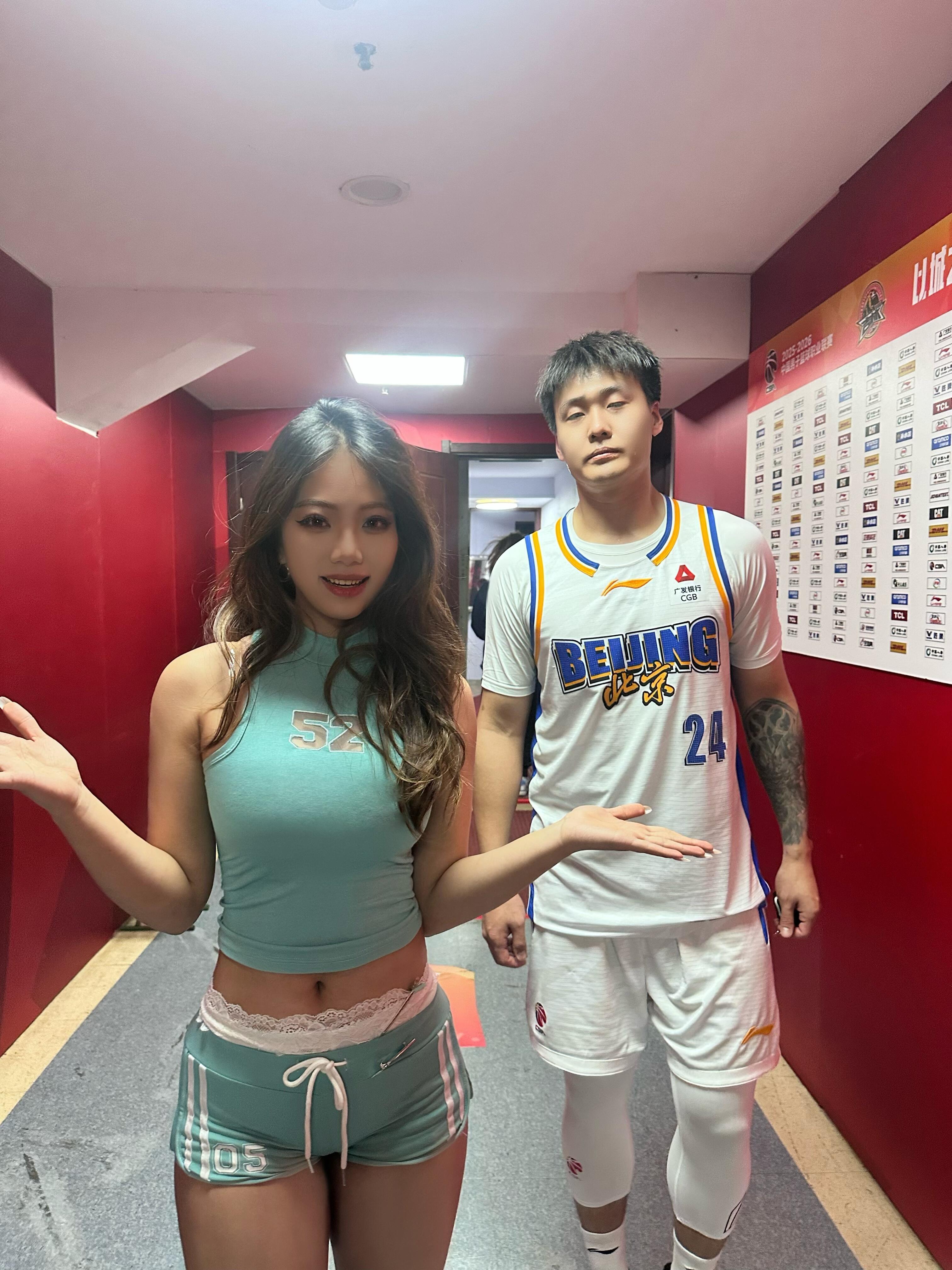 CBA拉拉队晒图:好开心，终于跟赵睿合上影了！ 