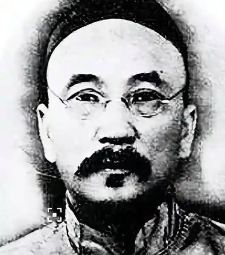 1949年初，大特务周伟龙出任国民党交通警察总局总队长，眼见国民党大厦将倾，他开