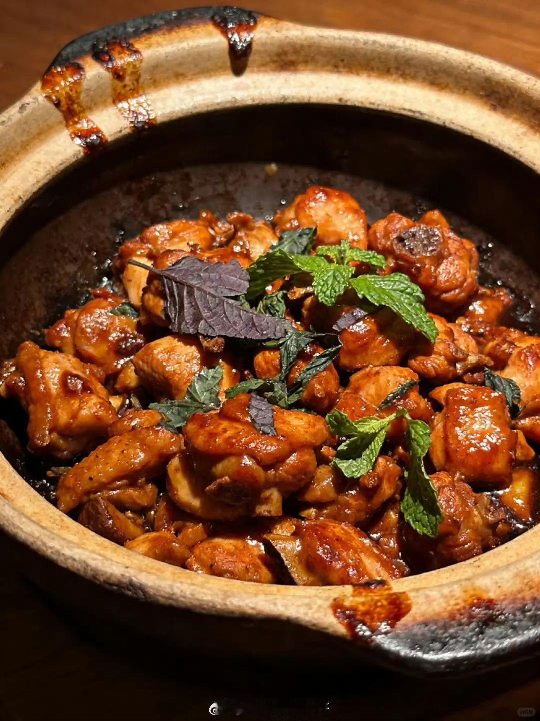 赣州[超话] 在赣州的客家围屋里，三杯鸡酱香扑鼻、酿豆腐鲜嫩滑润，一口鱼一口酒，