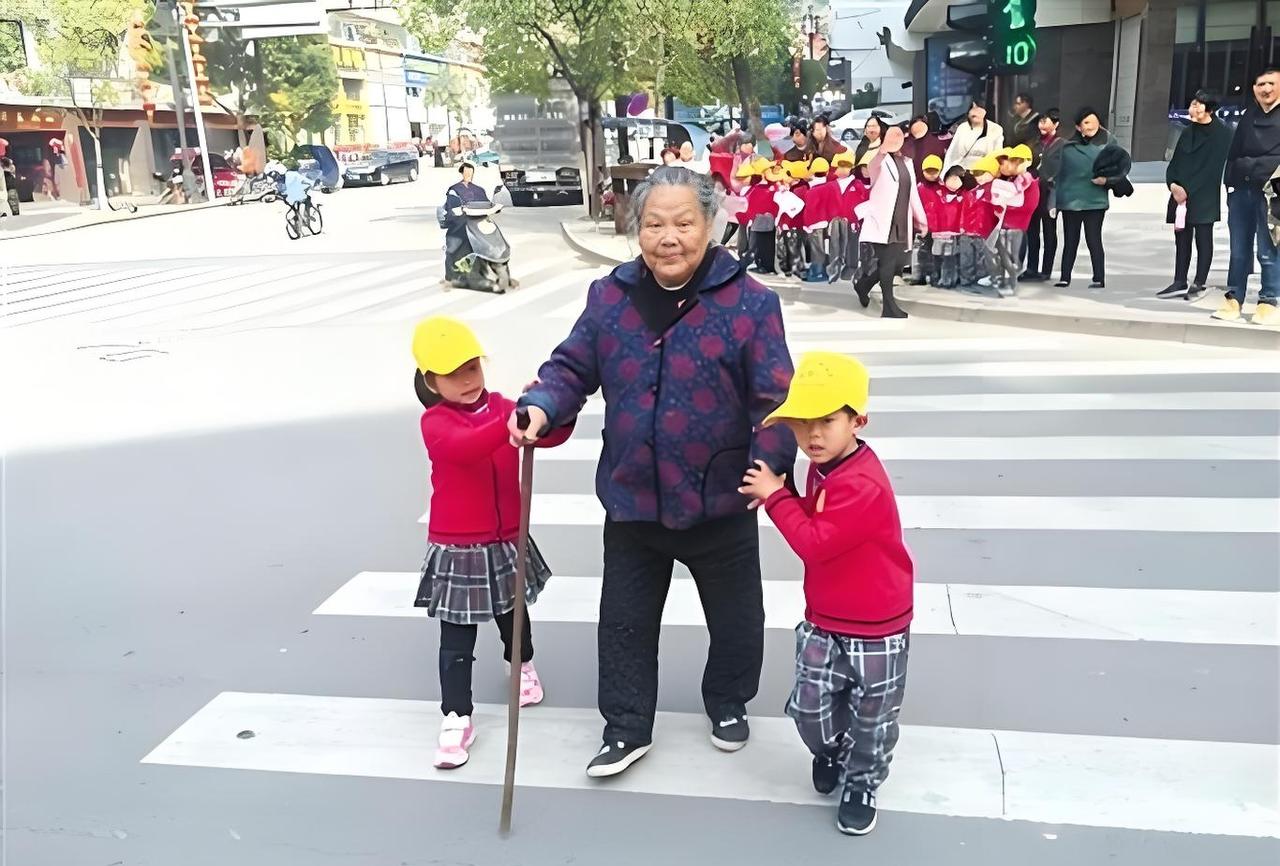 中国人说谎是从小培养出来的，第一次集体性说谎就是写作文。
大家有没有扶过老奶奶过