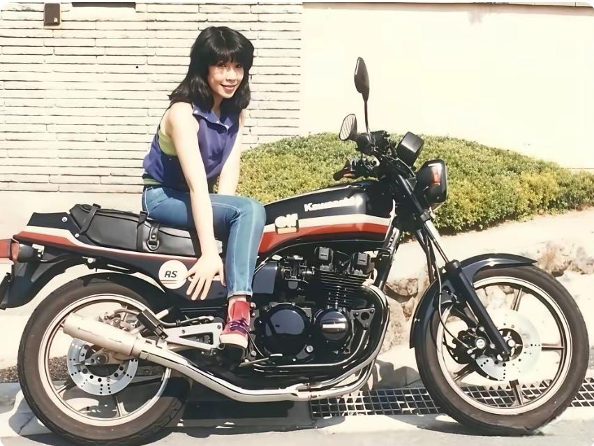 “动车少女”年轻时的高市早苗，绝对疯狂！

喜欢动车刺激、重金属音乐，好强不服输