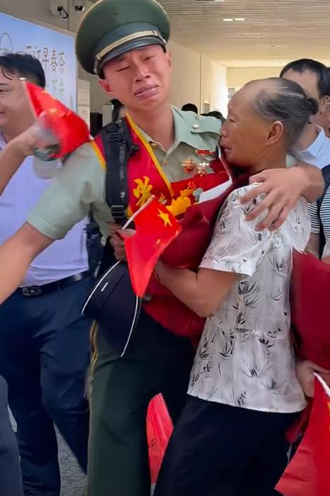 “上人民日报了！”广西柳州，男子当兵12年退役回家，没想到，父母已早早在车站等他