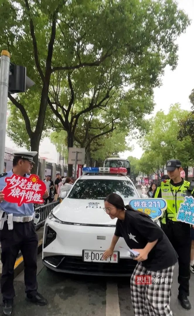985211警车快被摸包浆了车牌带985、211的警车停在考点门口，请考生们随便