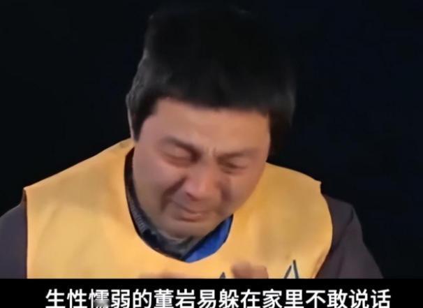 “你叫得越大声，大爷我越兴奋，正好让你那怂包丈夫也听听。”
妻子被村里53岁的村