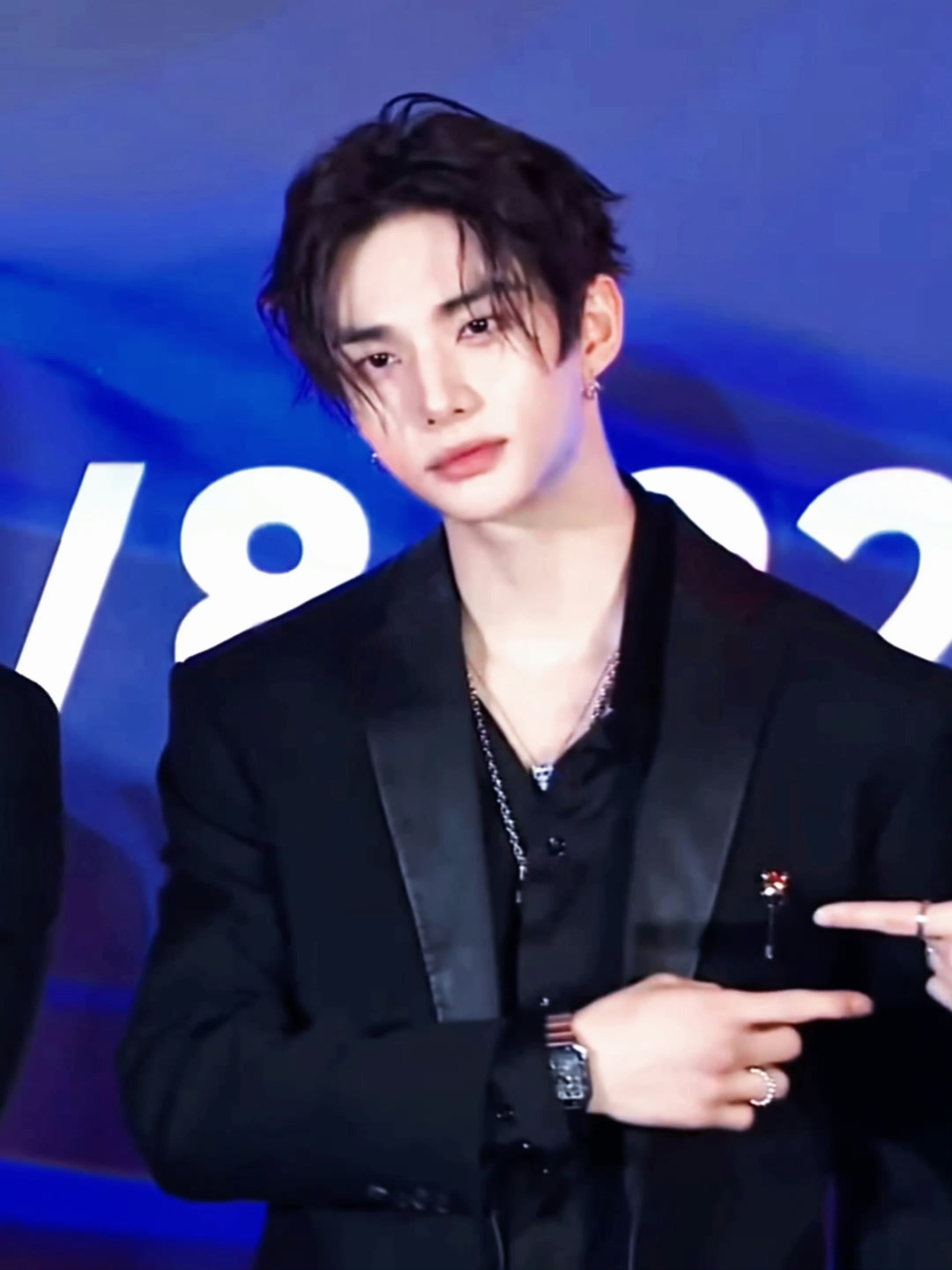 Hyunjin黄铉辰亮相TIMA国际音乐大赏红毯，一袭全黑西装搭配Cartier