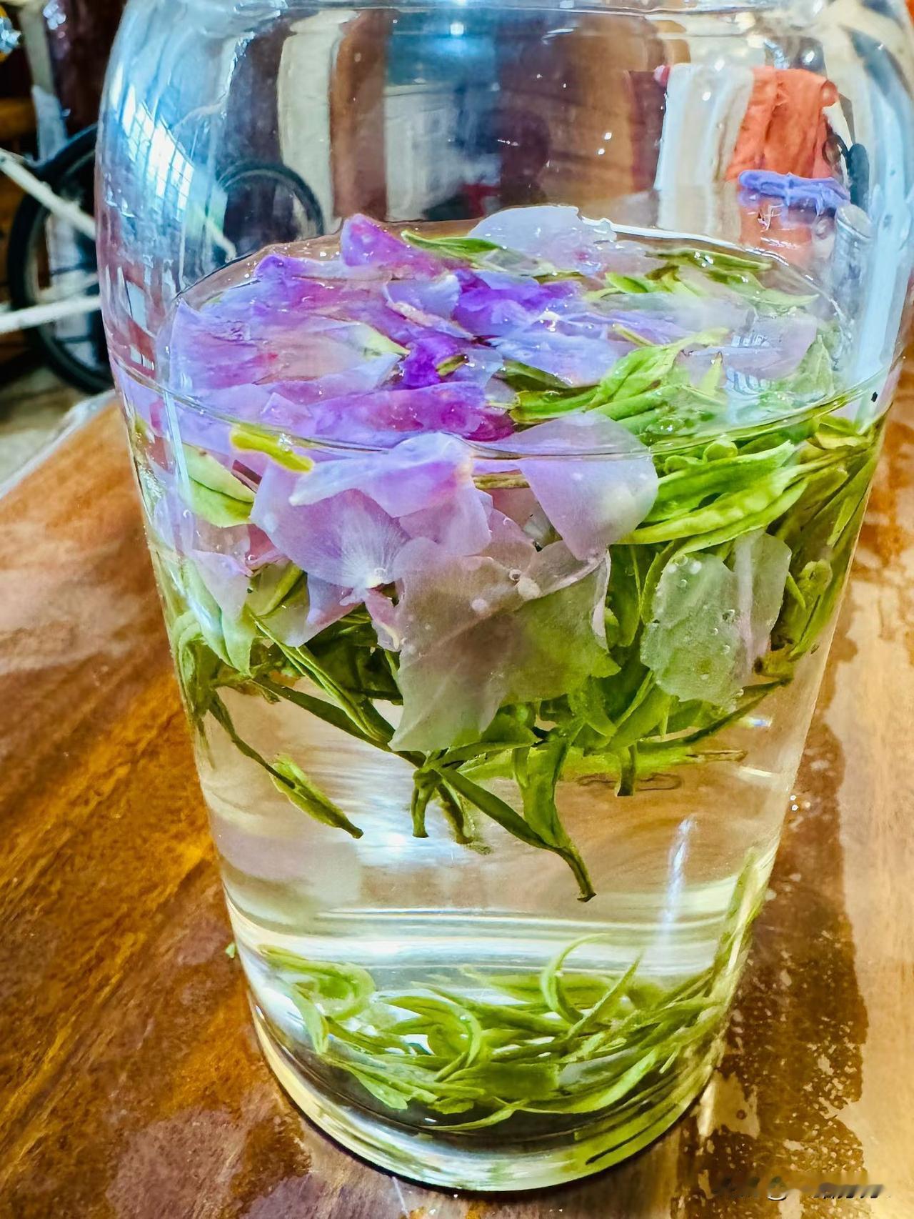 和好友阿玲无意中谈起，当年她执意从安徽寄给我的茶叶还在呢，因为寄了两大筒，我给哥