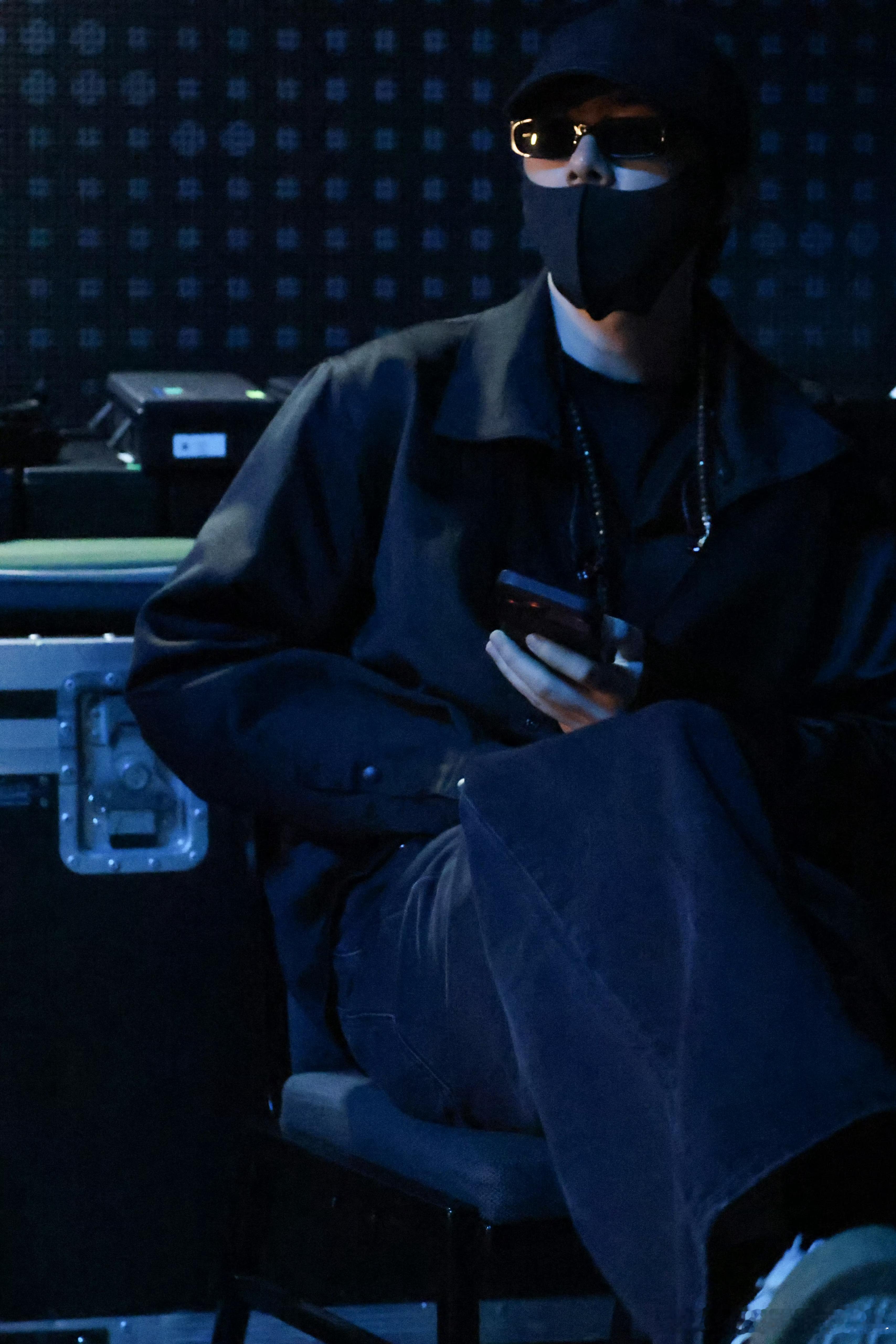刘宇宁唱live的神摩登兄弟[超话]刘宇宁夯爆了。坐着唱也能把高音给顶上去。神人