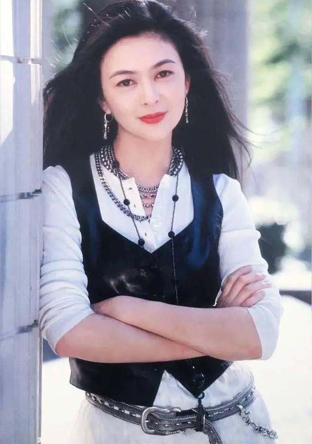 关之琳巅峰时期气质有多好?关之琳巅峰时期的气质太迷人了，那个时代的港星很多人市井