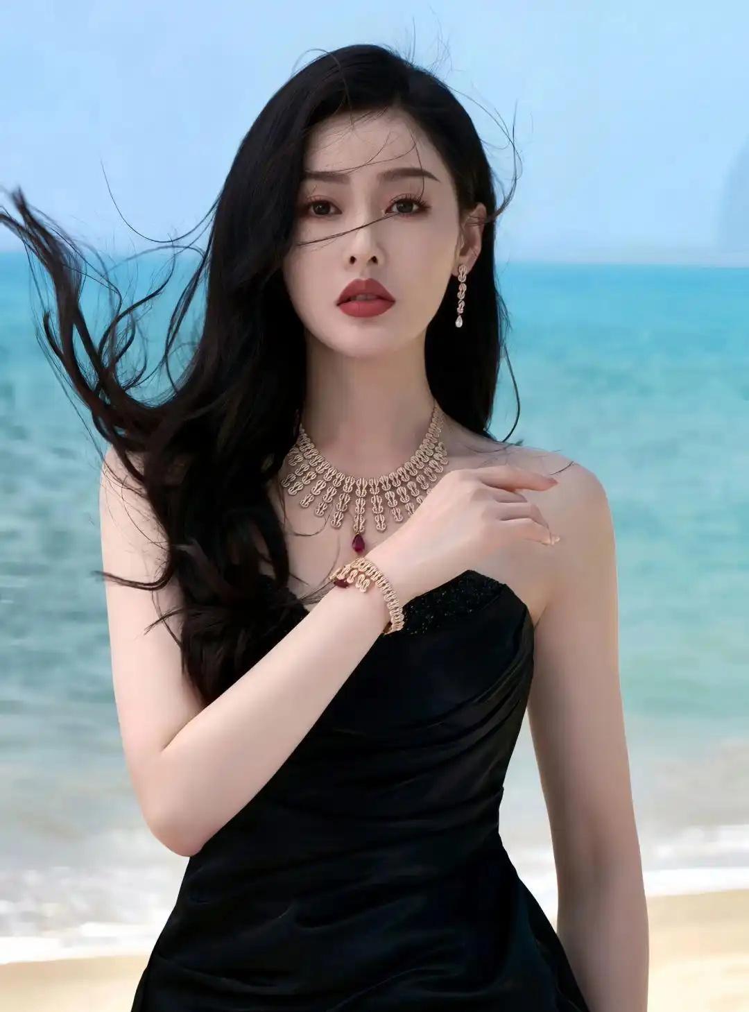 张天爱，靓丽写真上身线条和长腿比例都很亮眼