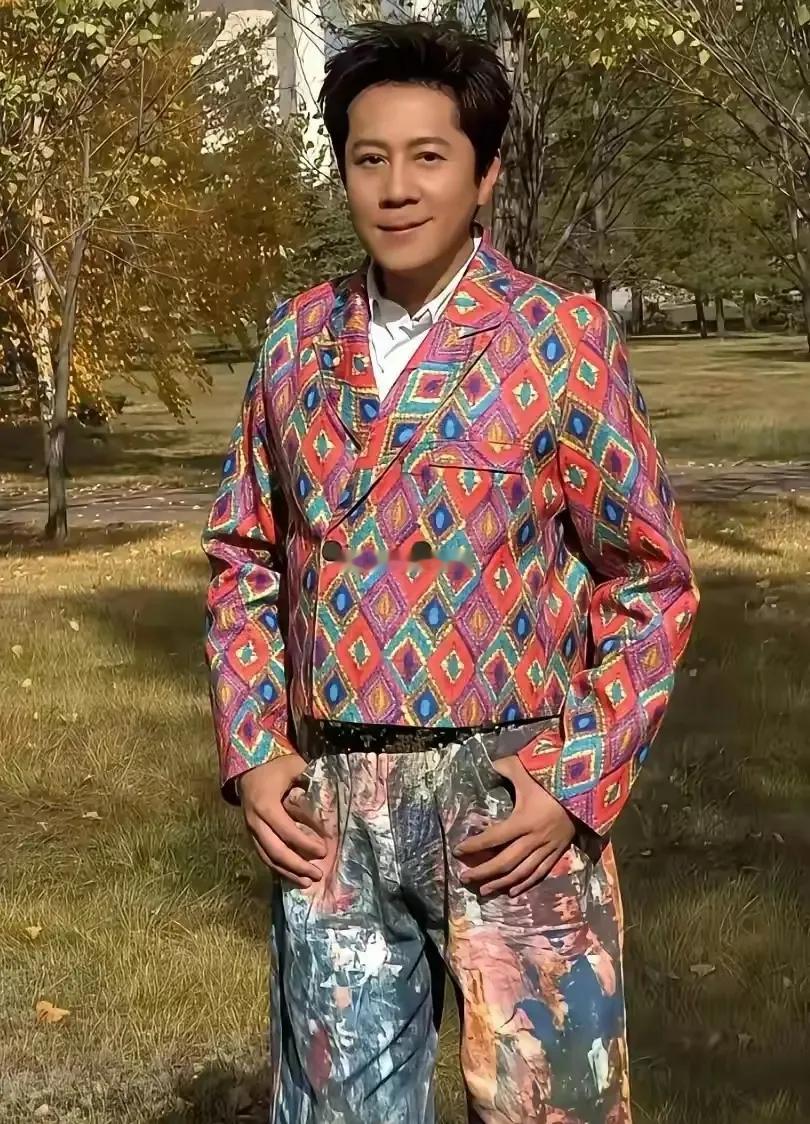 我发现蔡国庆老师很喜欢穿花里胡哨的衣服，感觉她内心有颗少女心。 