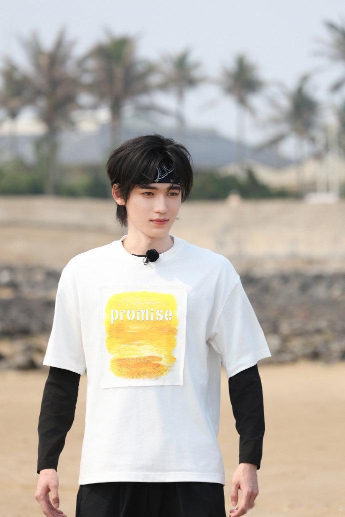 张真源撕名牌前先剪指甲宋亚轩乖乖听张真源剪指甲跑男欢乐瞬间，张真源传授独家小技巧