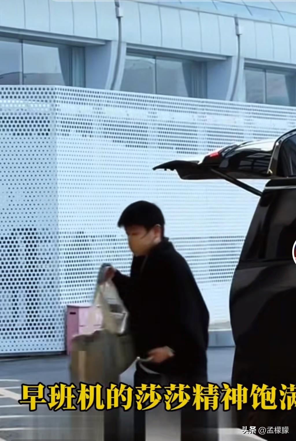 北京时间3月7日早上，国乒 出发去机场，参加WTT重庆冠军赛 ，孙颖莎 精神抖擞