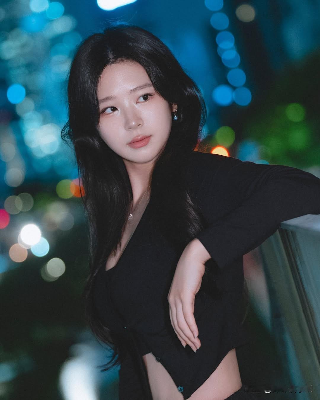 夜景摄影，2个拍照姿势技巧，又美又飒，拍出时尚感

夜景拍照总是充满了独特的魅力