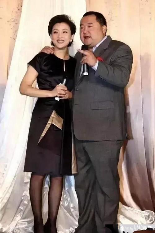 1994年，26岁杨澜非要和银行丈夫离婚，转身嫁给200斤的百亿富豪吴征，记者问
