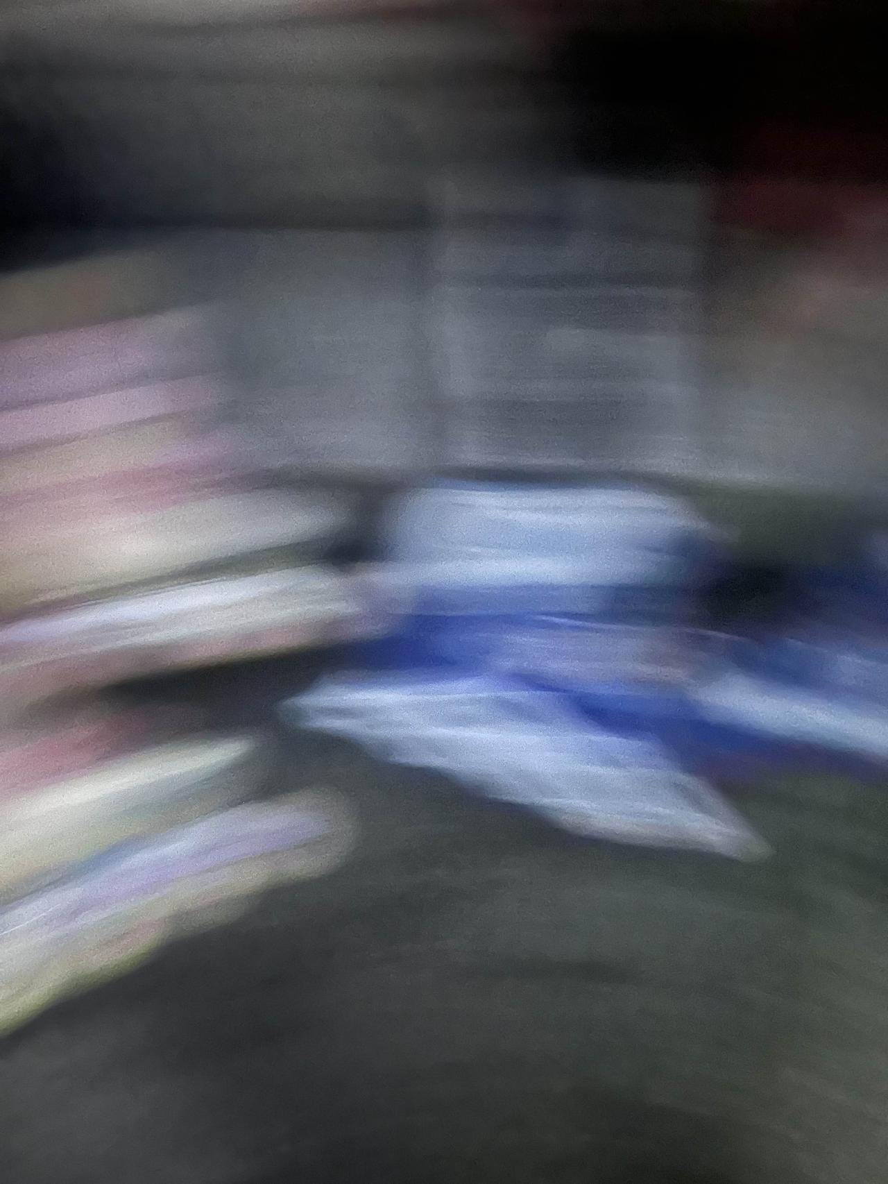 每一盏亮着的车灯里，都装着一个奔波的、鲜活的、值得被看见的故事。

那辆疾驰的外