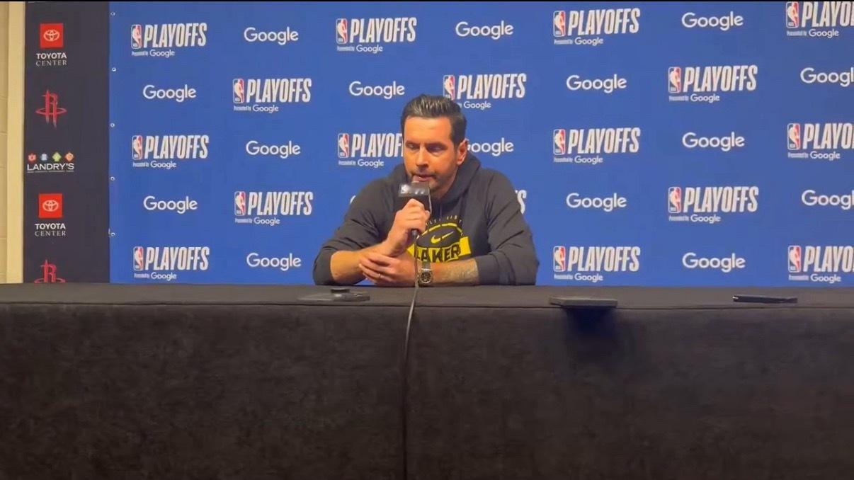 雷迪克：里夫斯是否出战将在赛前决定。 