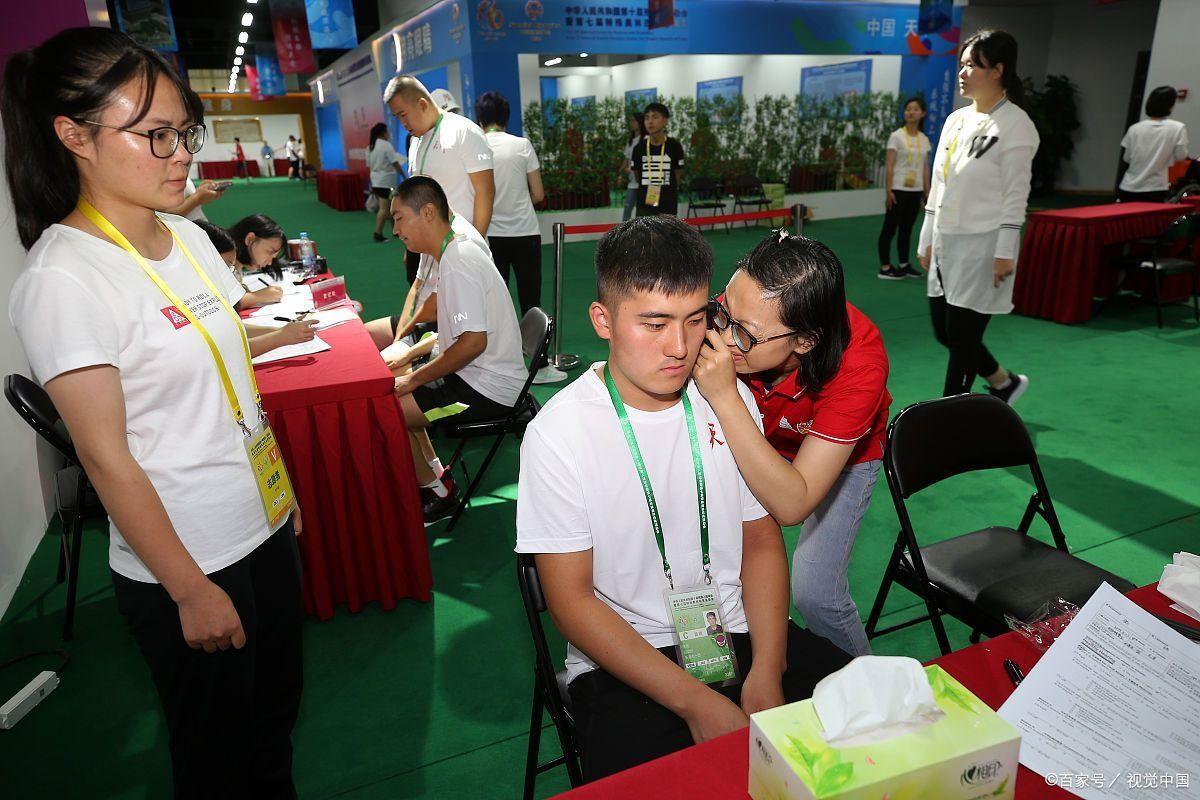 发小体检单上划了个红圈，住院费刷掉快十万。家里存折的数字，一夜之间塌下去一大半。