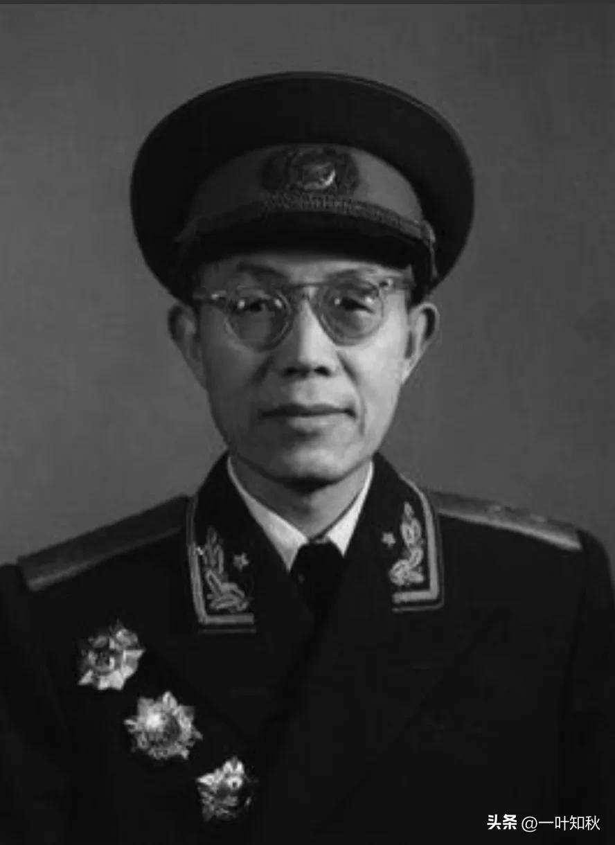 1937年，一红军干部流浪大西北，靠给地主写对联谋生。地主看完字迹后，压低声音：