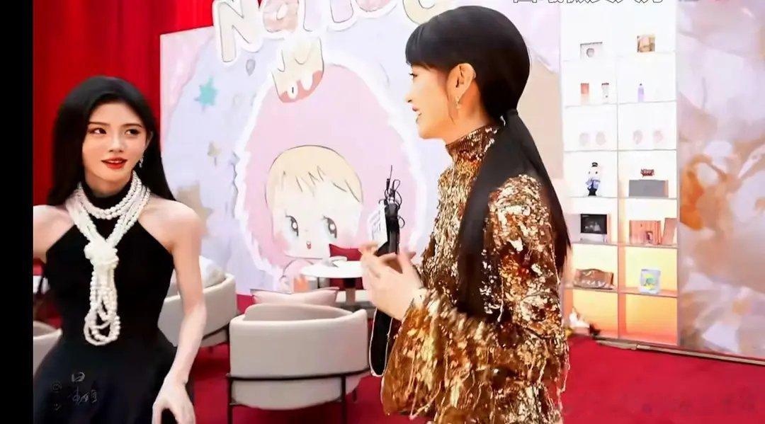 好像没有看到过鞠姐大笑哎 