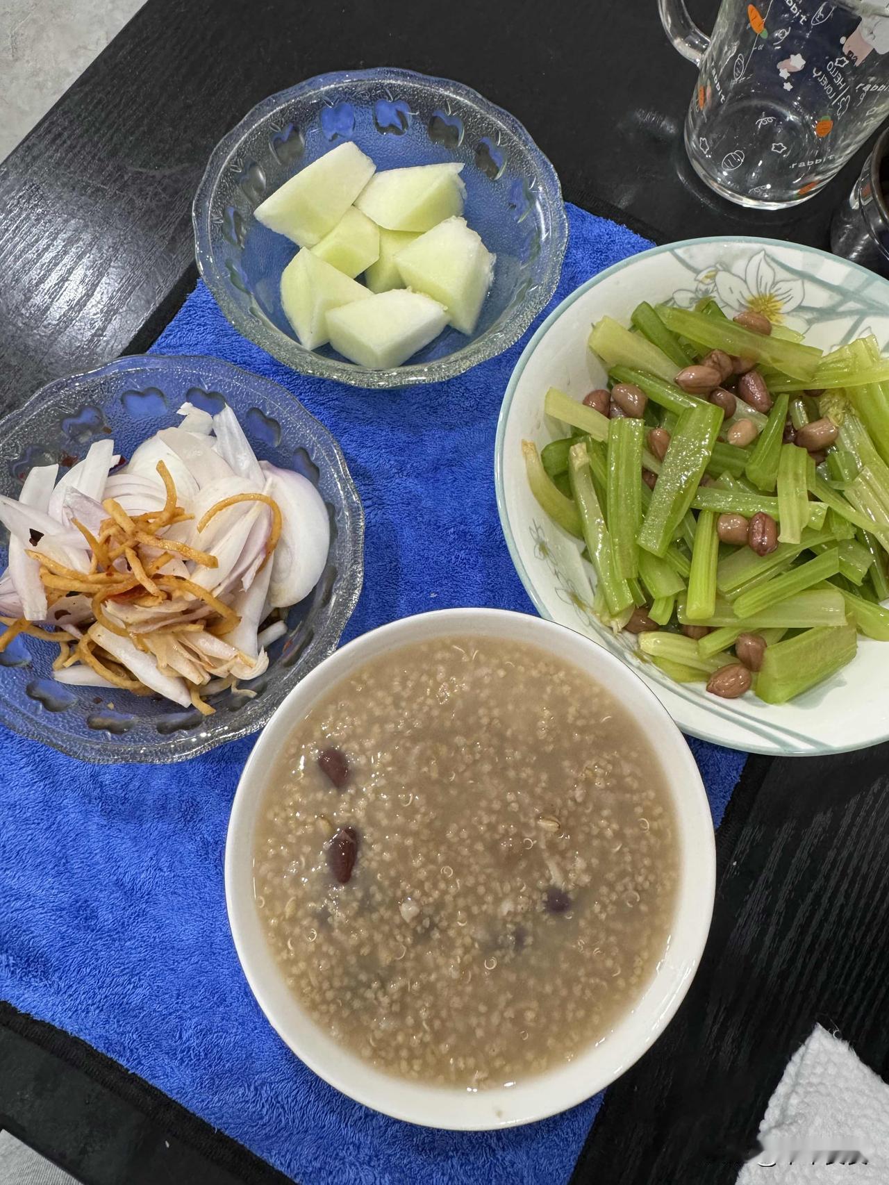 早餐是一天元气的开端，每个人的早餐选择都藏着不一样的生活习惯。大多数人偏爱简单省