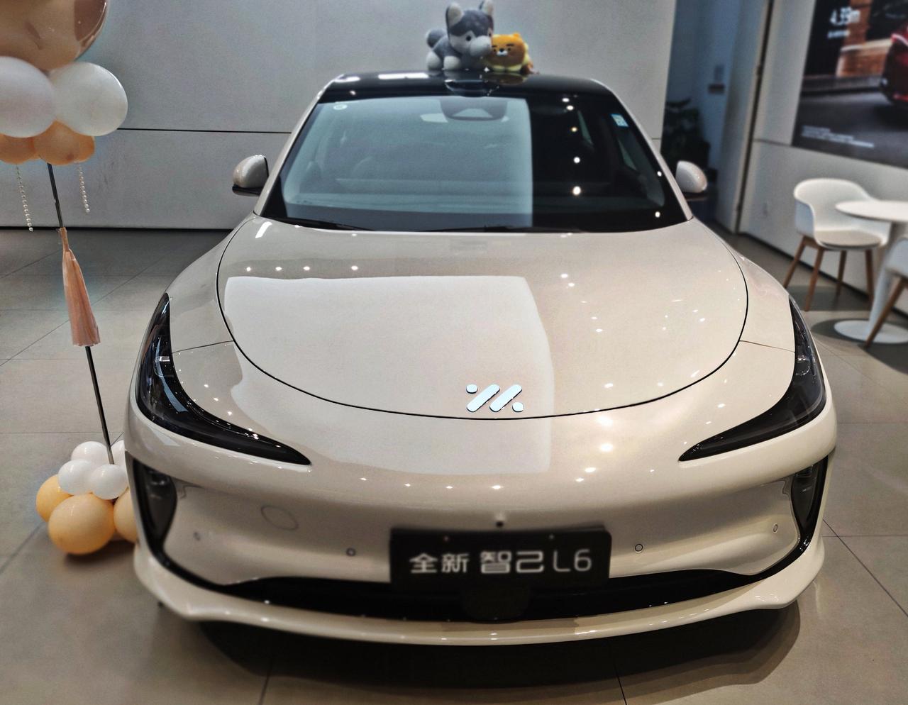 全新《智己L6》三电特点
  智己L6是上汽集团智己汽车旗下，一款中大型纯电轿跑