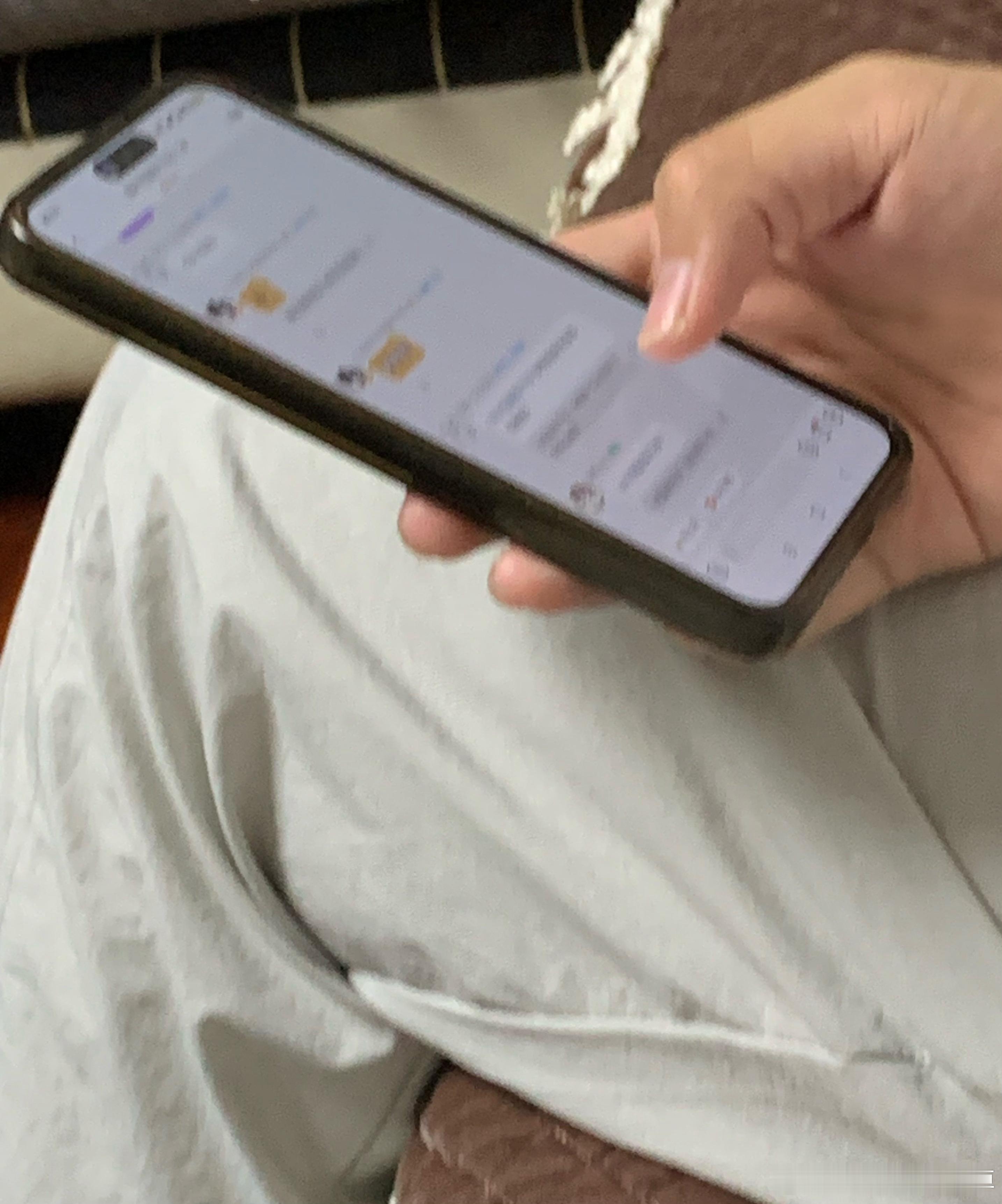 哇去！！我俩坐沙发上各玩各手机我看他那边没动静一瞥它沉浸式看微博呢正爸先奏啦 ​