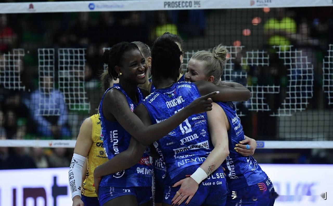 意甲女排科内3-2布斯托 艰难取得12连胜
11月19日特雷维索，意甲女排第14