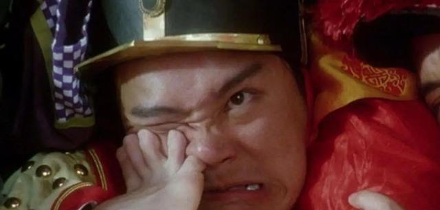 1992年拍《鹿鼎记》，周星驰死活不肯把替身的脚趾塞自己鼻孔。
他咬死一句话：“