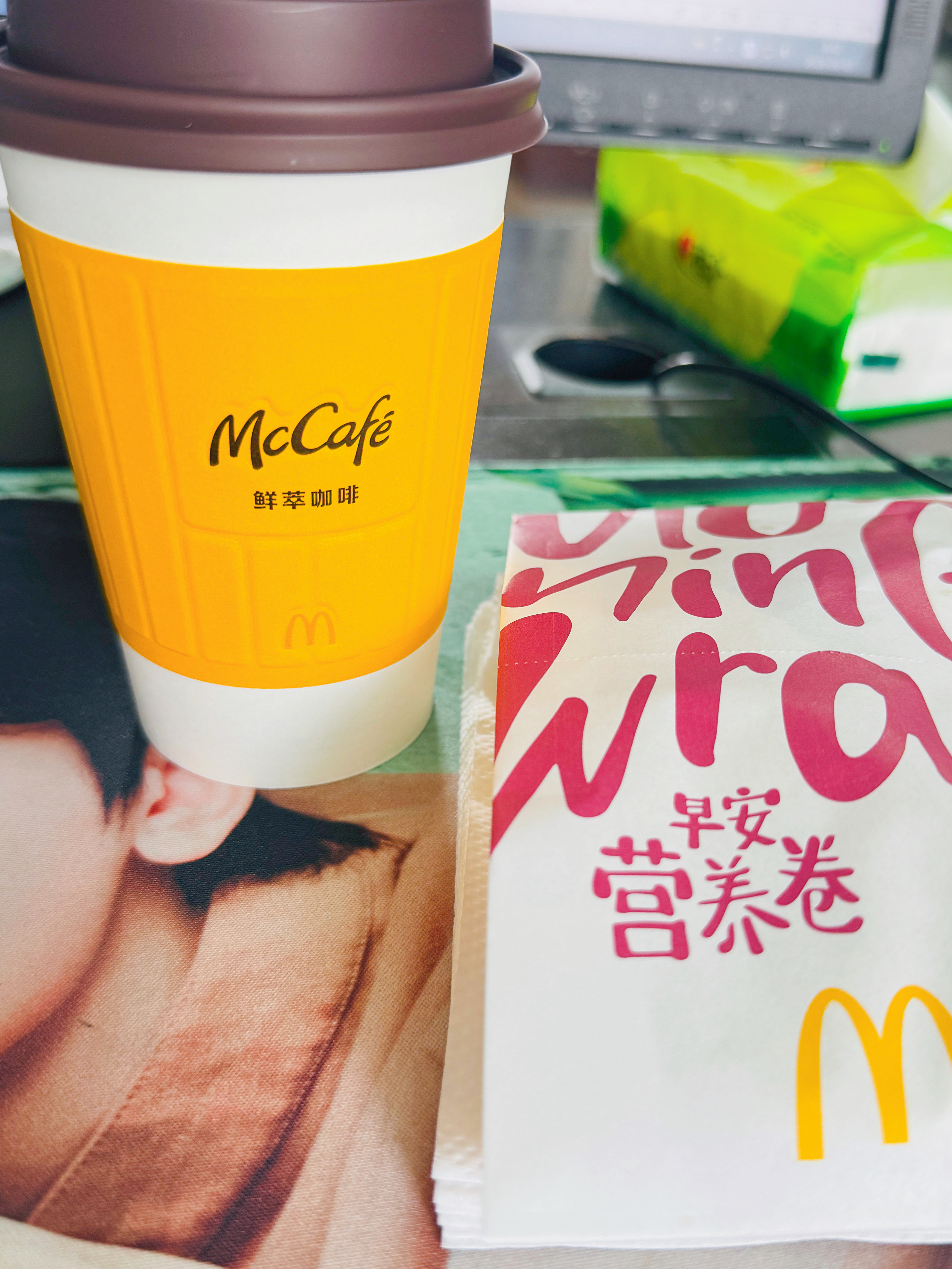 正准备下楼拿早点，同事就这么帮我带上来了真是人美心善啊~~~