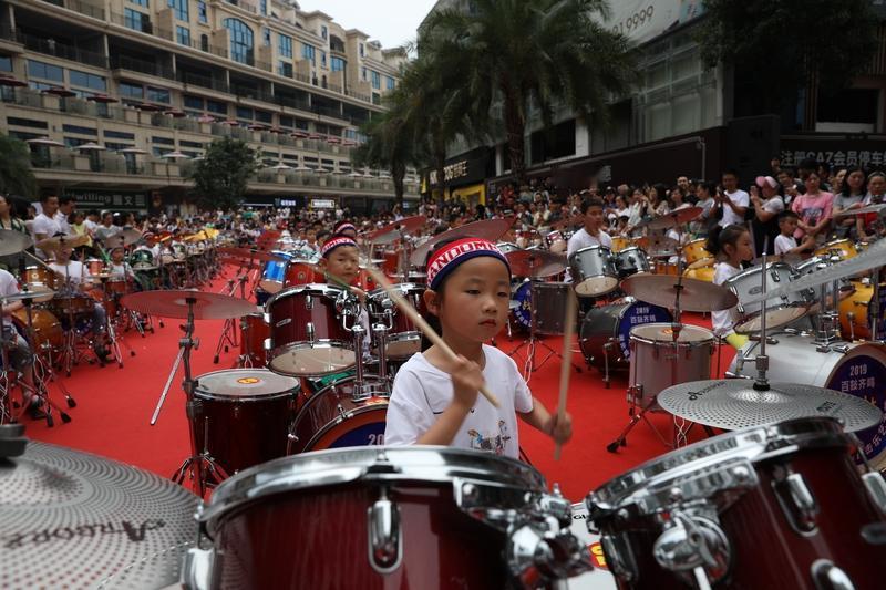 架子鼓的节奏铿锵有力，孩子们的演奏充满激情，军歌的旋律在鼓点中升华，整个场面令人