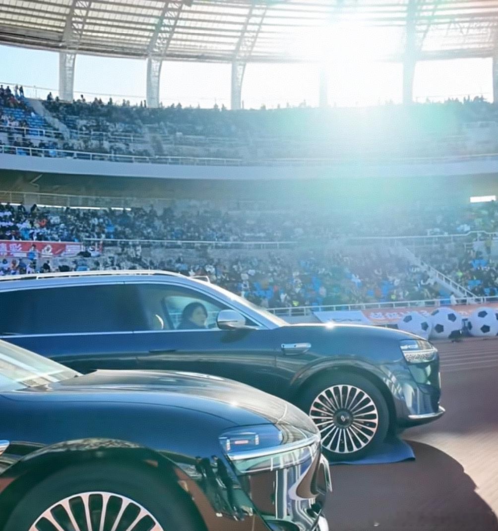 内蒙的鸿蒙智行邀请问界M9和享界S9的幸运车主，坐在球场“里”看蒙超决赛，是球场
