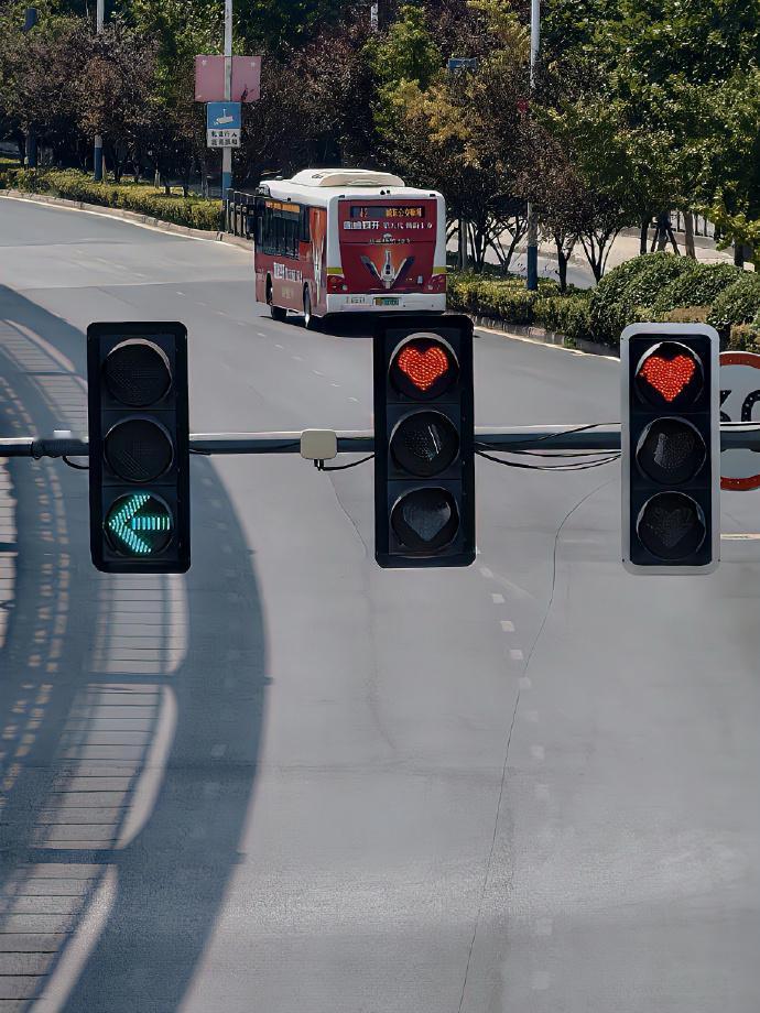 上班路上5个路口，每个红灯60秒、绿灯30秒，光等红灯就5分钟。你是不是也想过：