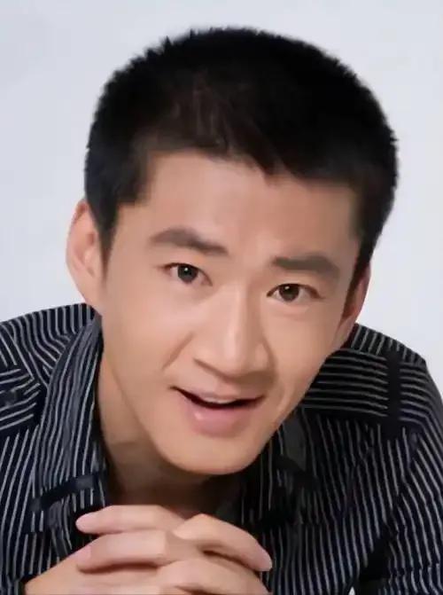 42岁的李嘉明与小18岁的子小月月，曾是圈内备受祝福的老夫少妻组合。然而，昔日恩